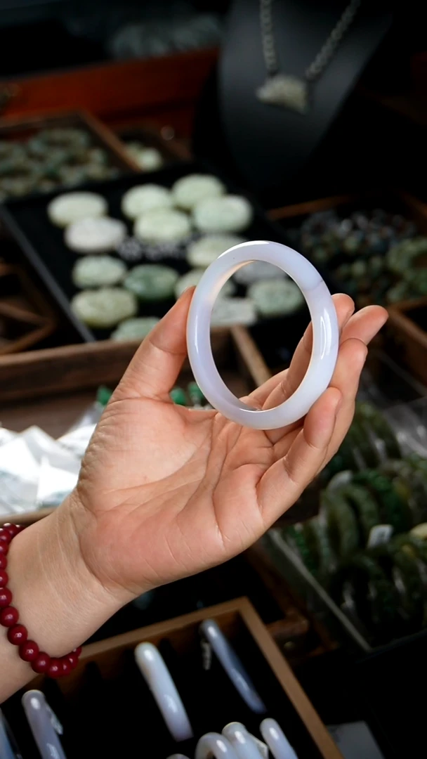 未镶嵌镯子玛瑙/玉髓1.8    58.8