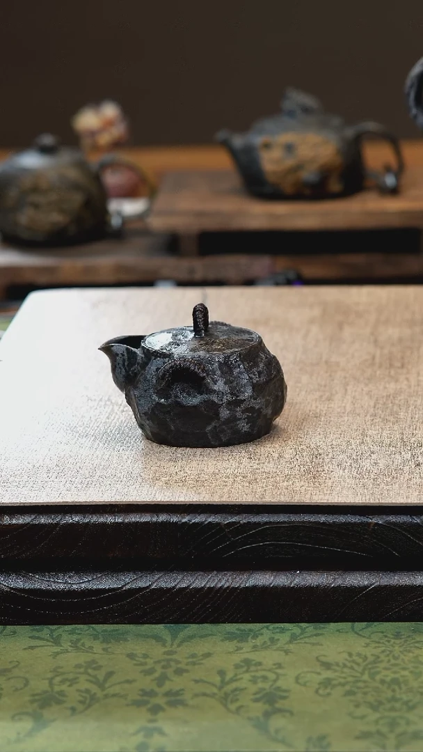归玉堂冰碛岩重工雕刻手凿宝瓶壶