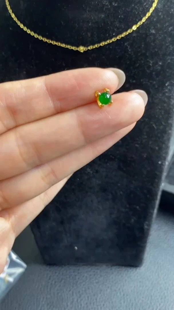 翡翠18K金镶嵌颈饰吊坠