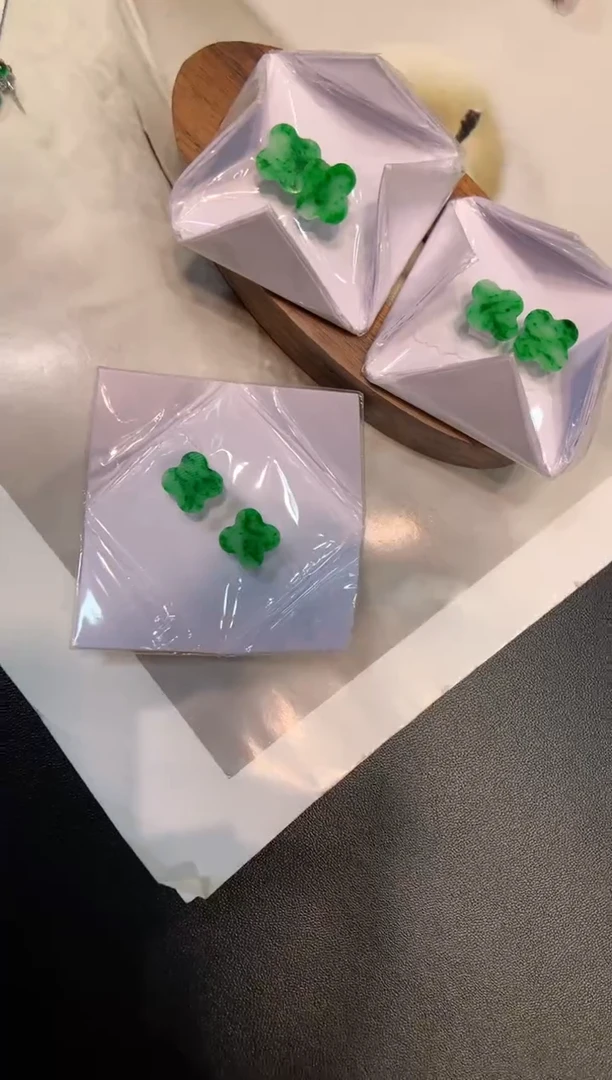 未镶嵌翡翠耳饰一对 多样性发一对