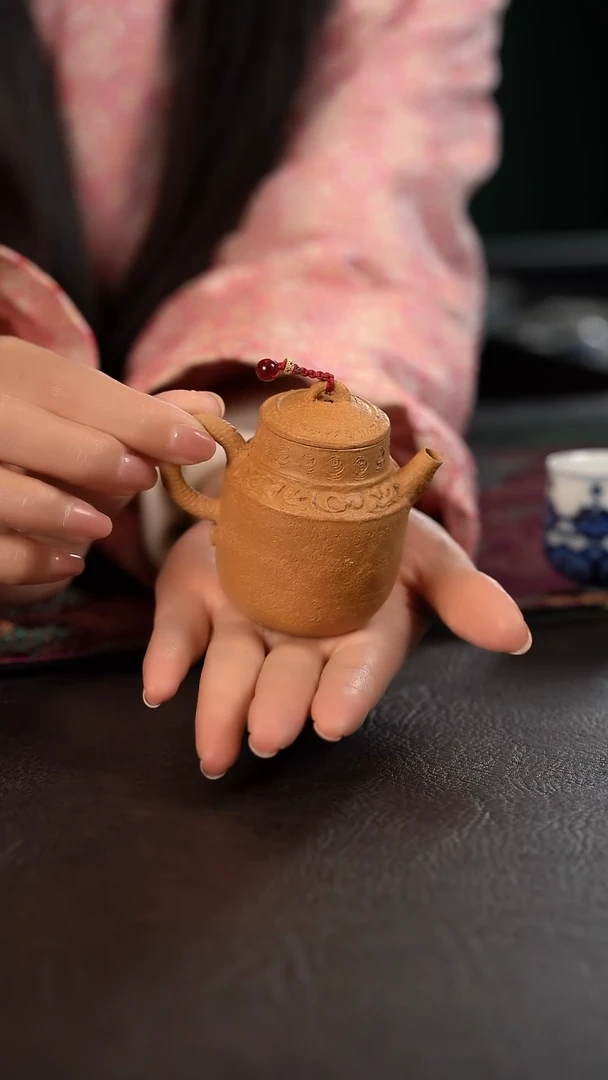 110c伟壶段泥小泡壶 云肩红珠