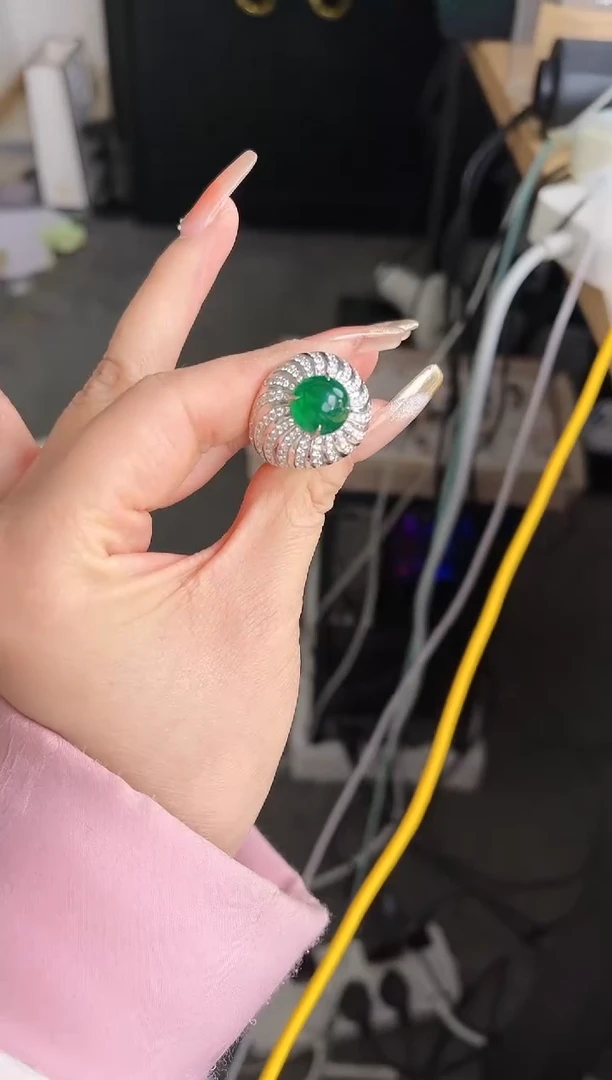 【闪购商品】祖母绿戒指18K金镶嵌戒指