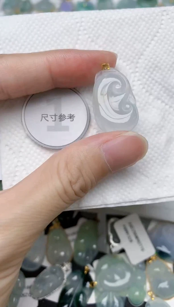 颈饰18K金镶嵌翡翠天然A货翡翠