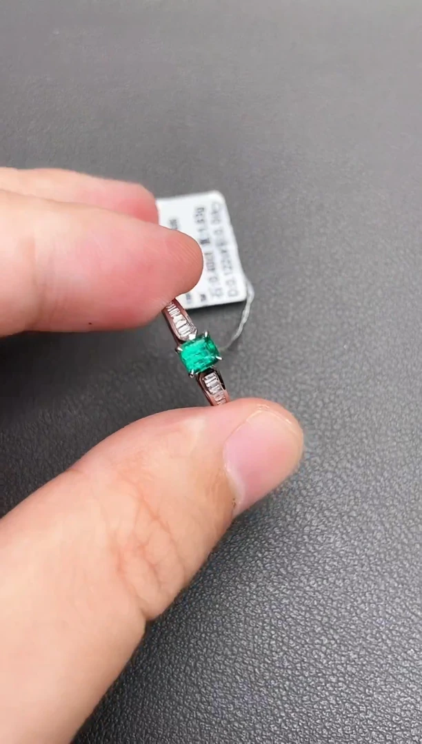 18K金镶嵌戒指祖母绿0.4ct/赞比亚/微油/GTC