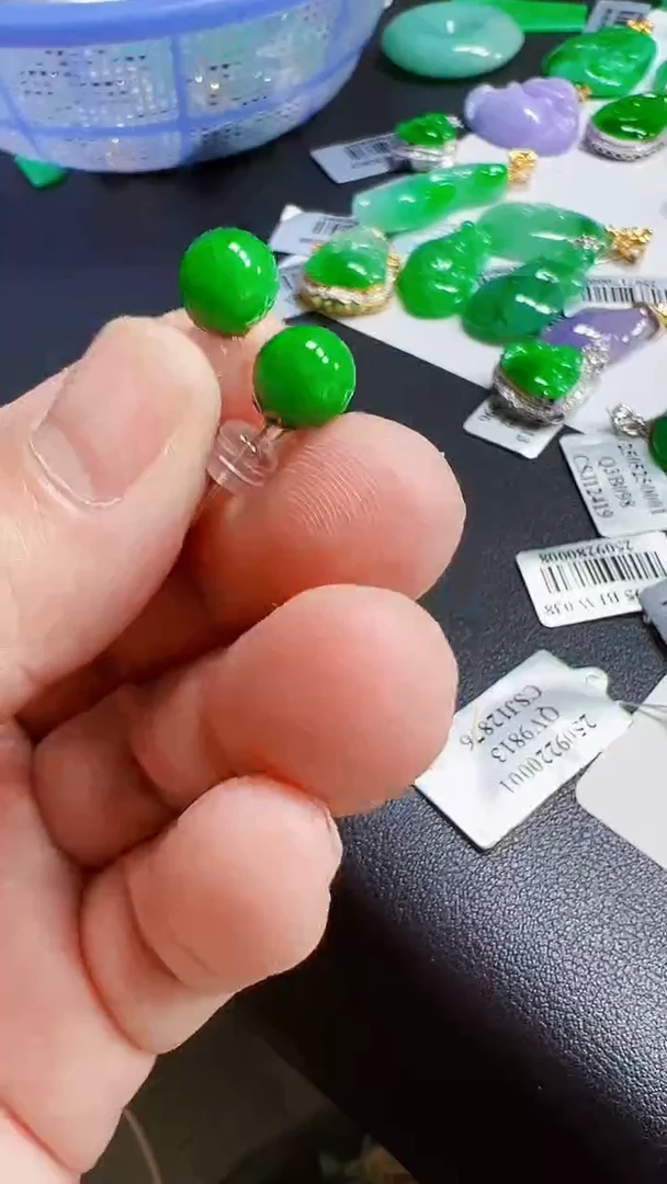 颈饰18K金镶嵌翡翠耳钉