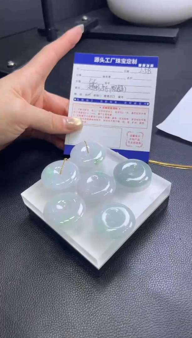 【闪购商品】翡翠挂件未镶嵌淡春彩扣子配链配绳多样性发一件