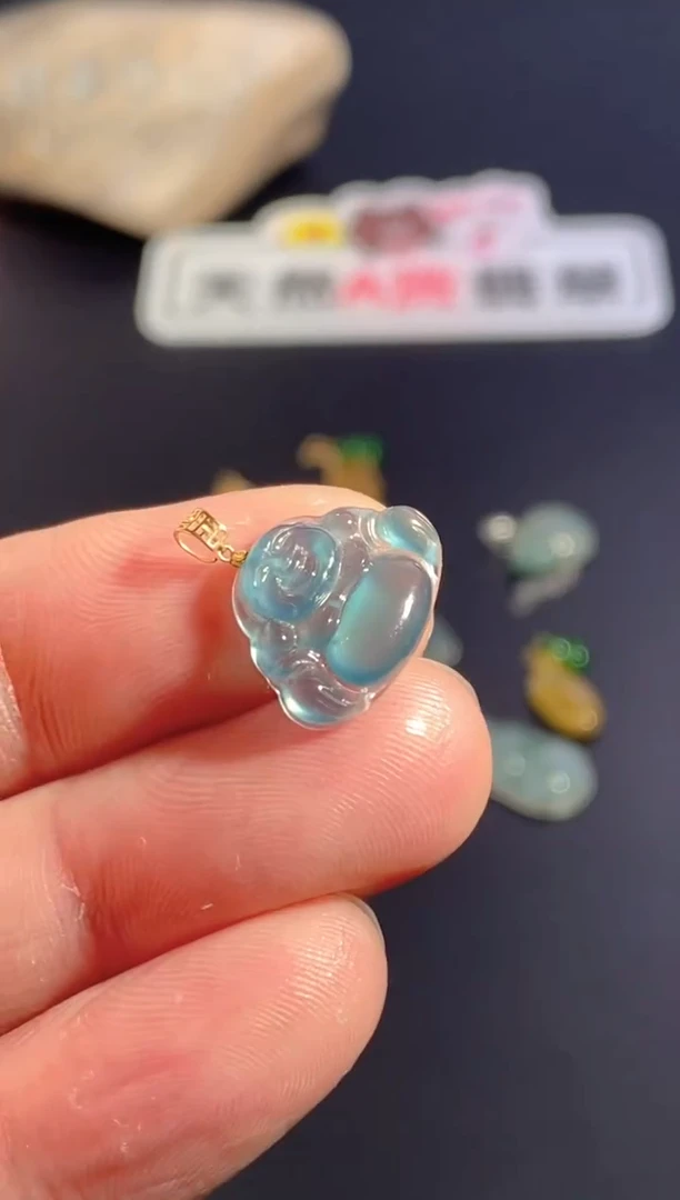 颈饰18K金镶嵌翡翠