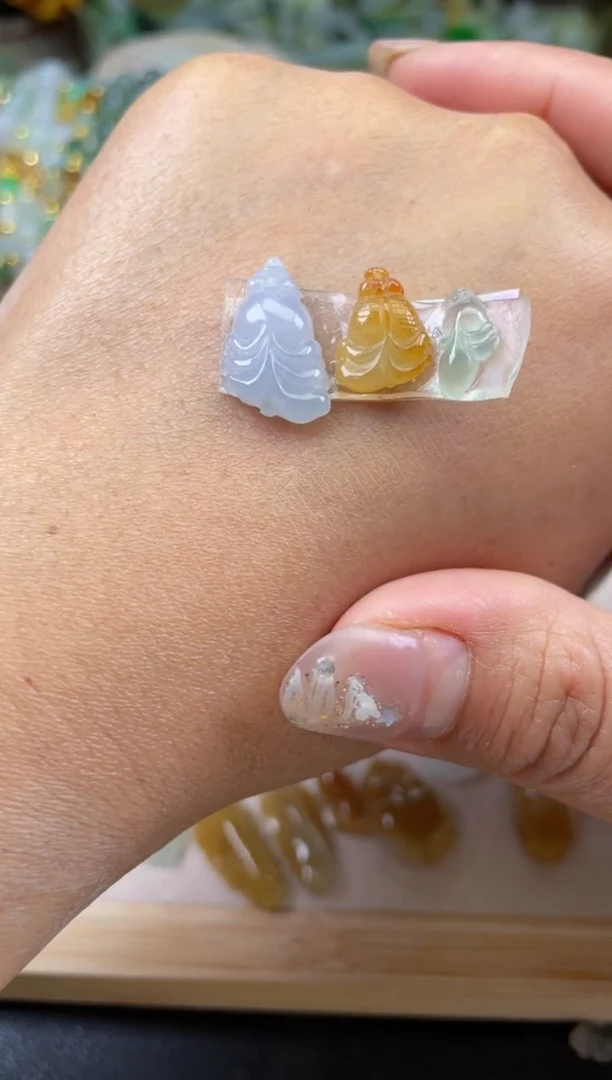 【闪购商品】翡翠颈饰未镶嵌天然翡翠小金鱼3条65