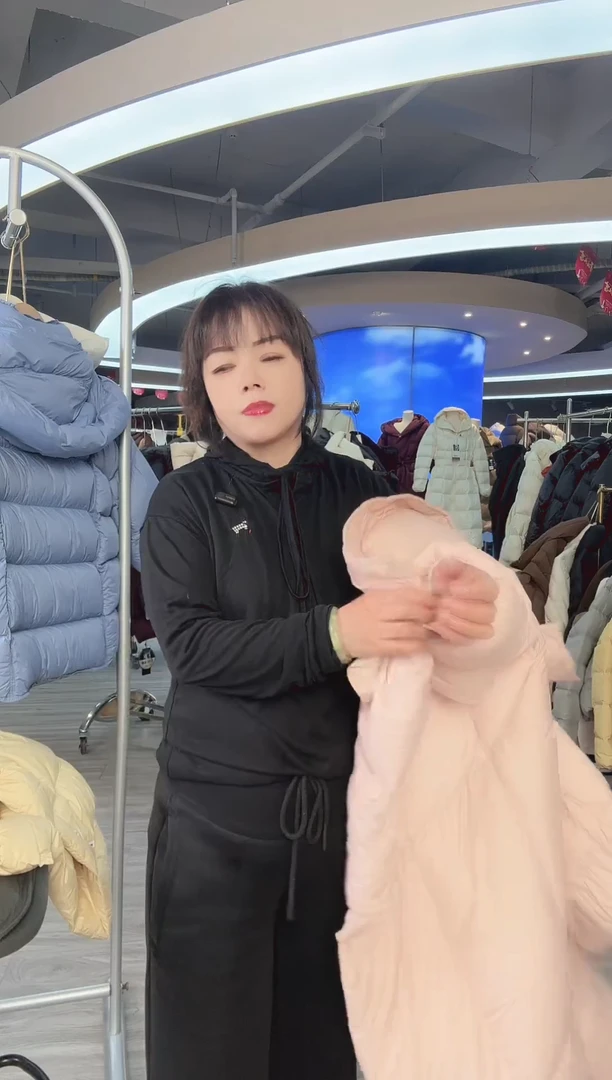 ?****࿐207  粉色繁花默认微瑕羽绒服