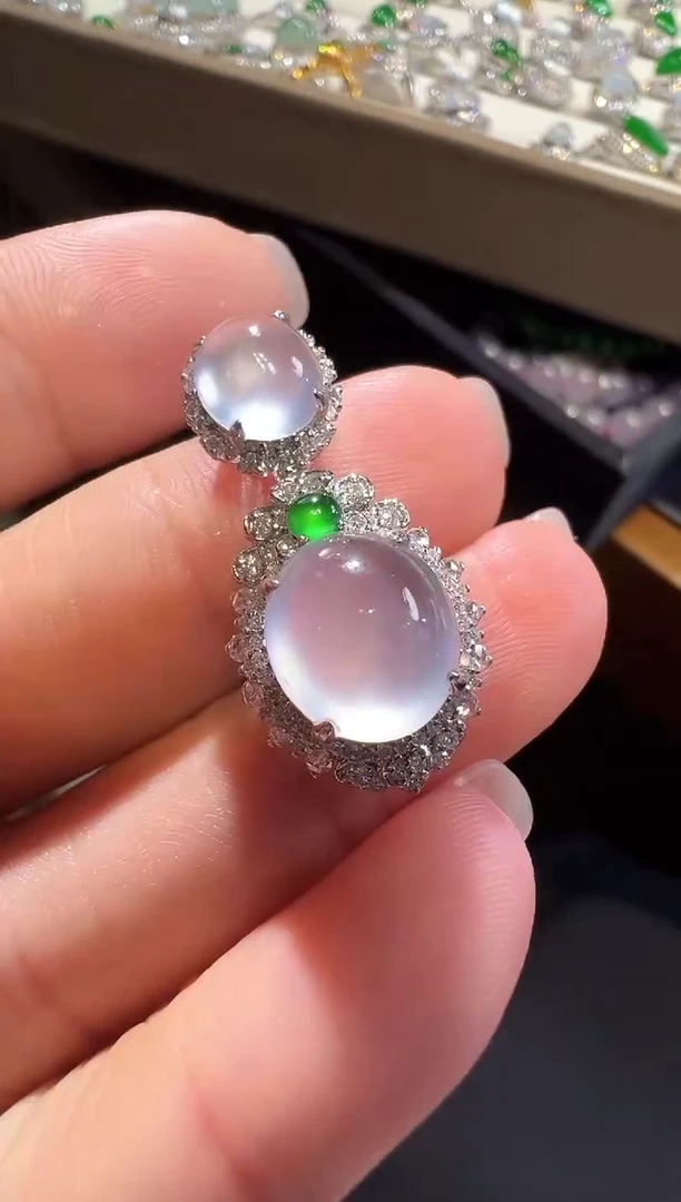 颈饰18K金镶嵌翡翠蛋面