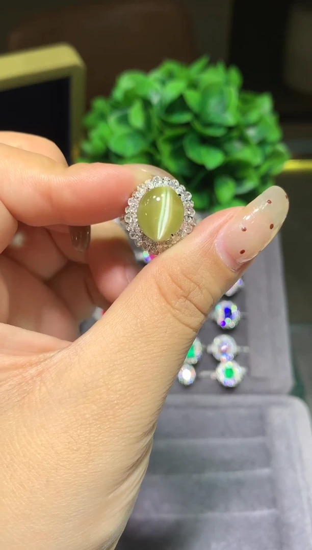 18K金镶嵌戒指金绿宝石8.21ct