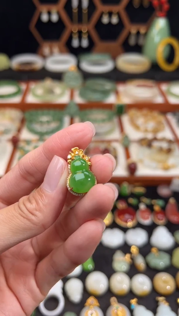 18K金镶嵌和田玉挂件精品