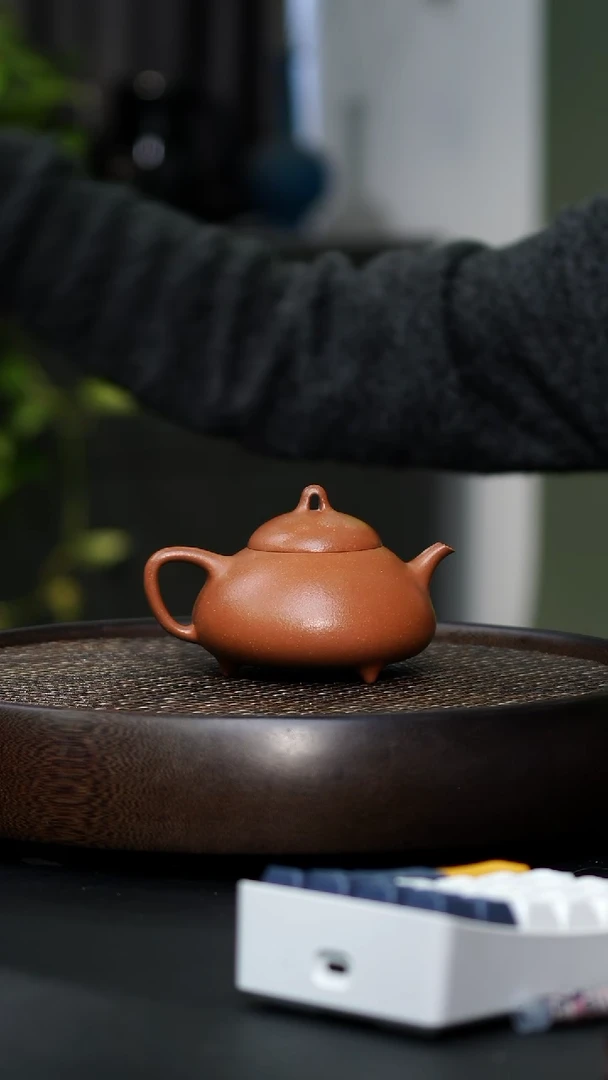 XJ-0002三足乳鼎-降坡泥-200cc