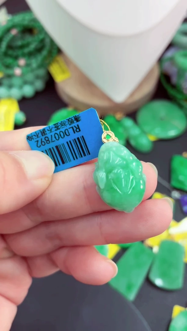 吊坠(不含链)未镶嵌翡翠挂件