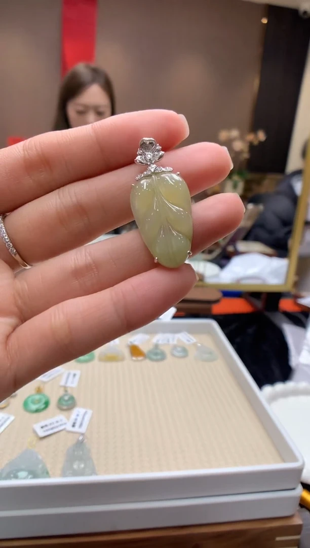 【闪购商品】翡翠颈饰18K金镶嵌叶子