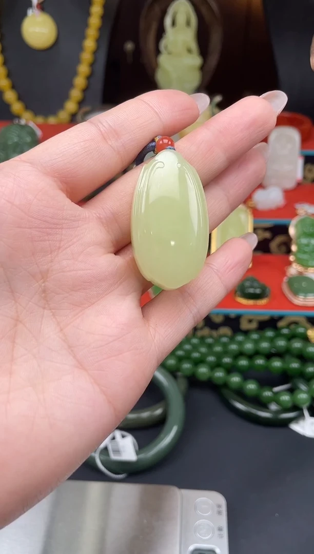 和田玉未镶嵌颈饰吊坠