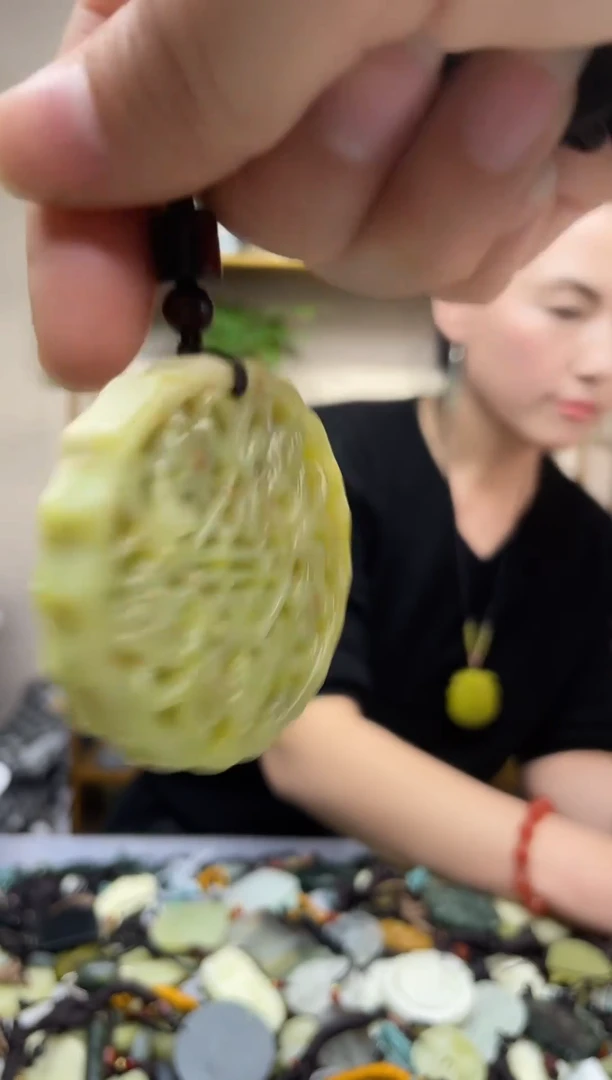 未镶嵌岫玉吊坠`