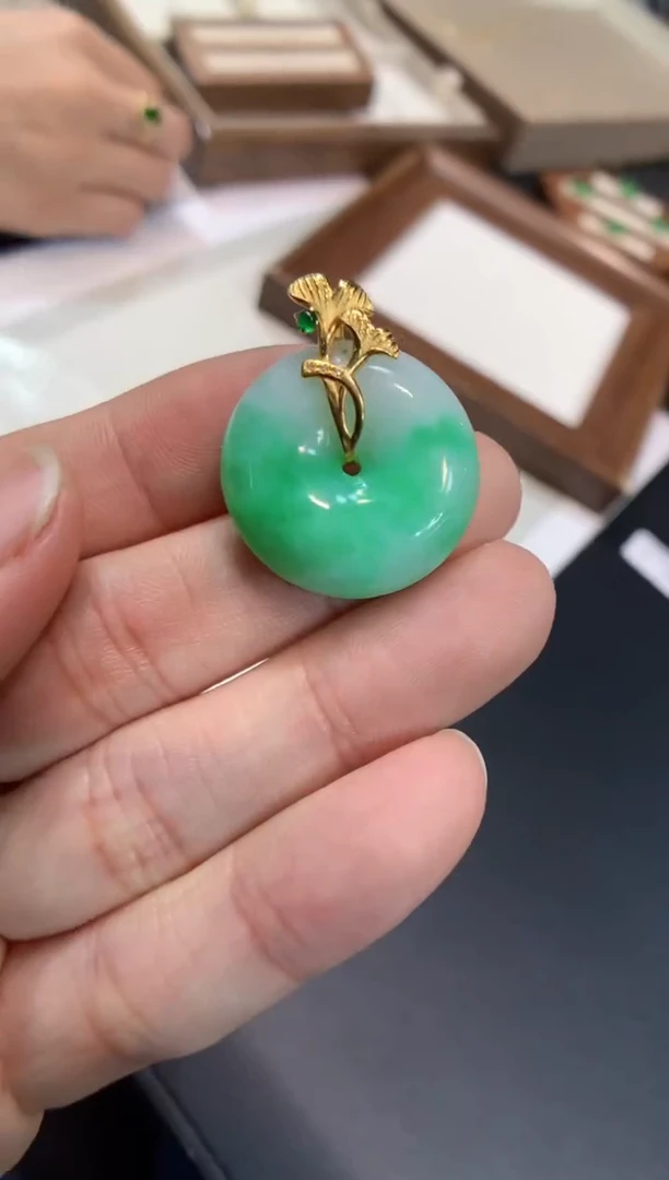 颈饰18K金镶嵌翡翠平安扣