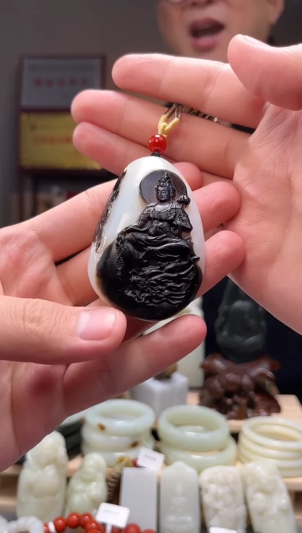 颈饰未镶嵌和田玉吊坠