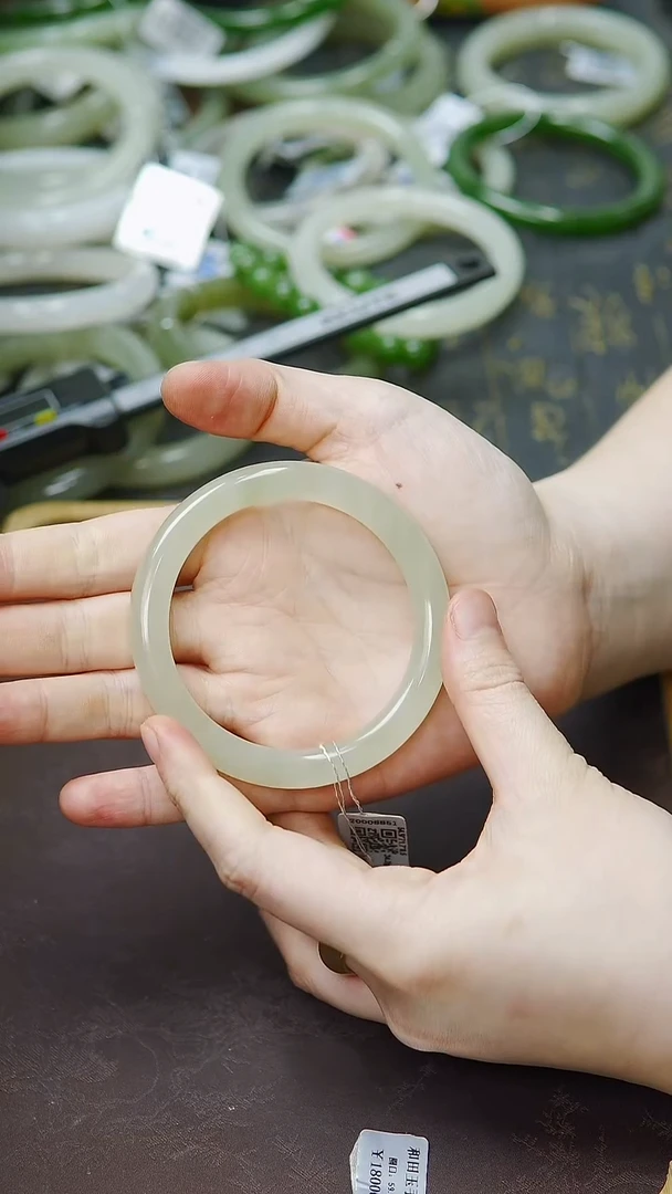 未镶嵌手镯和田玉55-56圈口胖圆条高冰葡萄肉