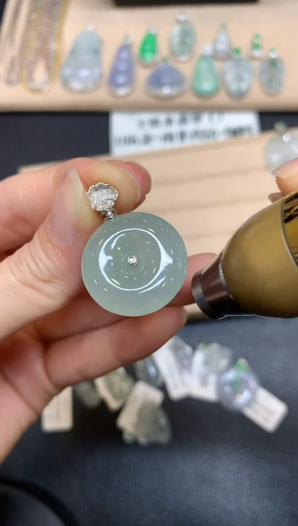 【闪购商品】翡翠颈饰18K金镶嵌平安扣【无服务费