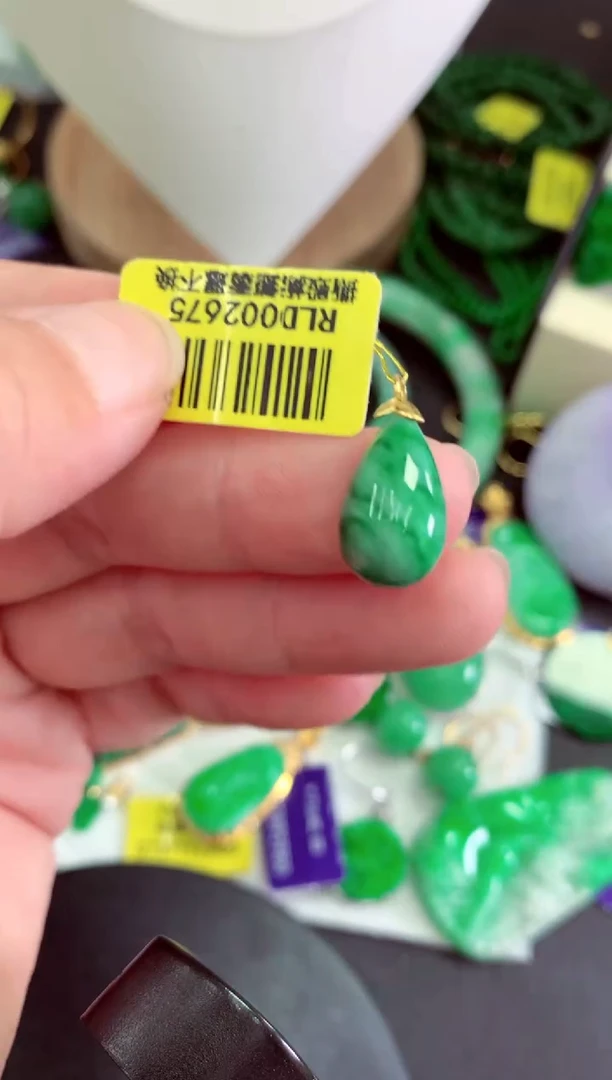 颈饰18K金镶嵌翡翠挂件