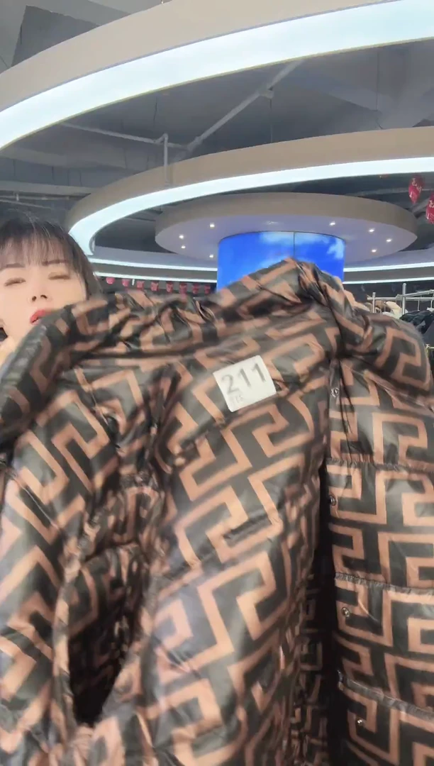 迪****。211  两面穿黑色羽绒服