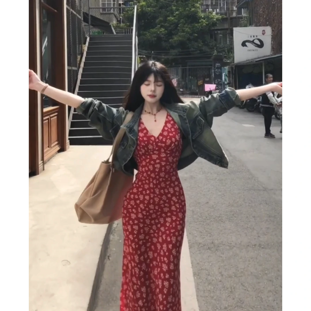 洋气网红牛仔外套挂脖碎花连衣裙女夏季海边度假风穿搭时尚两件套