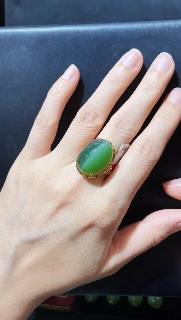 18K金镶嵌戒指和田玉多样性发一