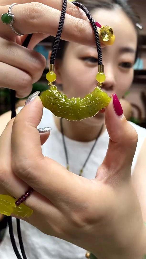 岫玉未镶嵌吊坠多样性发货发其中之一