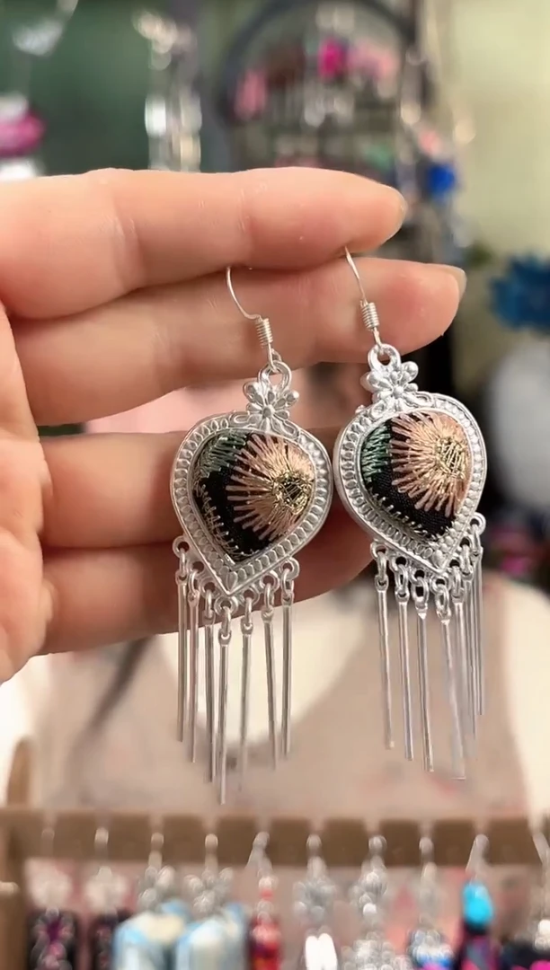 彩云南阁非遗老绣饰品671