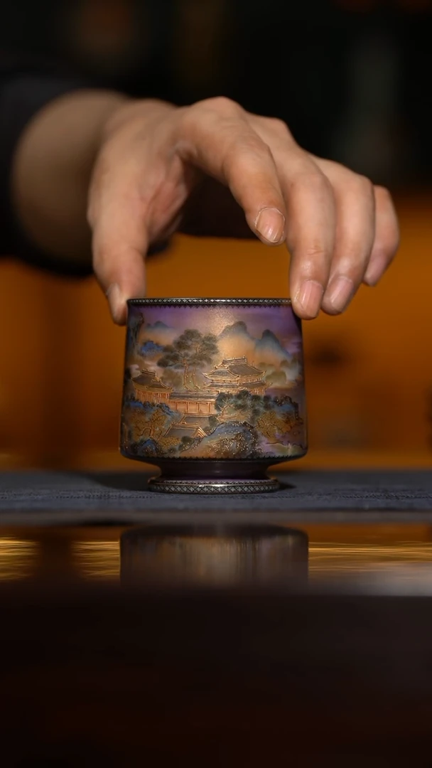 瓷片鲁*青宝蕴阁 幻彩堆金楼阁山水杯（预售）