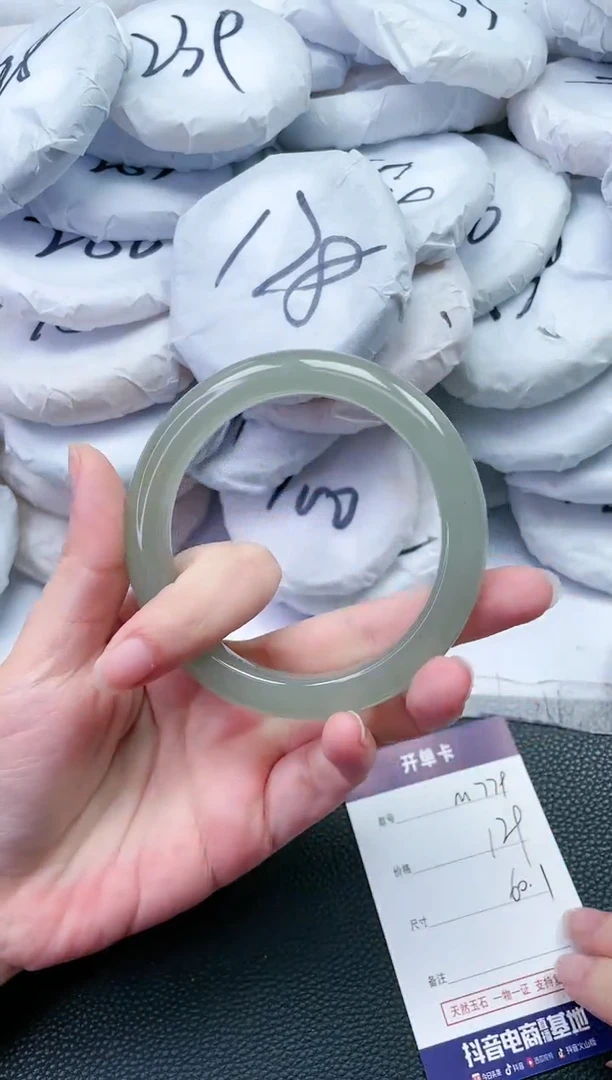 【闪购商品】石英质玉手镯未镶嵌M779