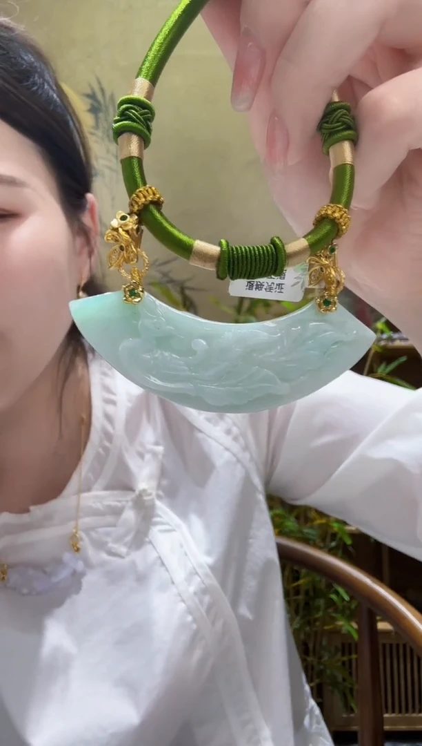 翡翠未镶嵌颈饰吊坠