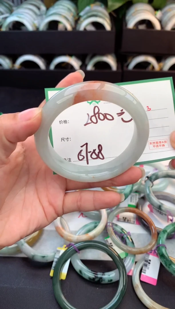 未镶嵌定制翡翠毛货需精细抛光+多人