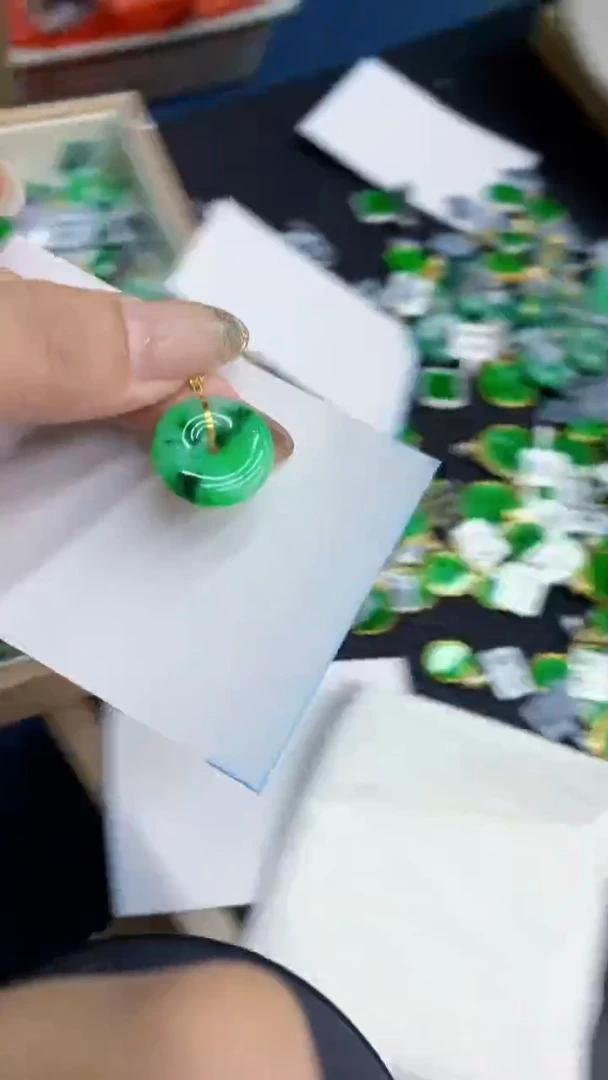 翡翠18K金镶嵌颈饰           1