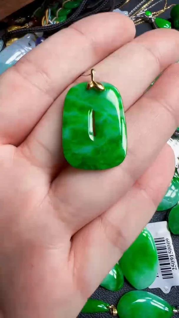 颈饰18K金镶嵌翡翠吊坠