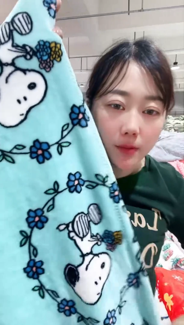 牛奶绒主播手上展示的产品