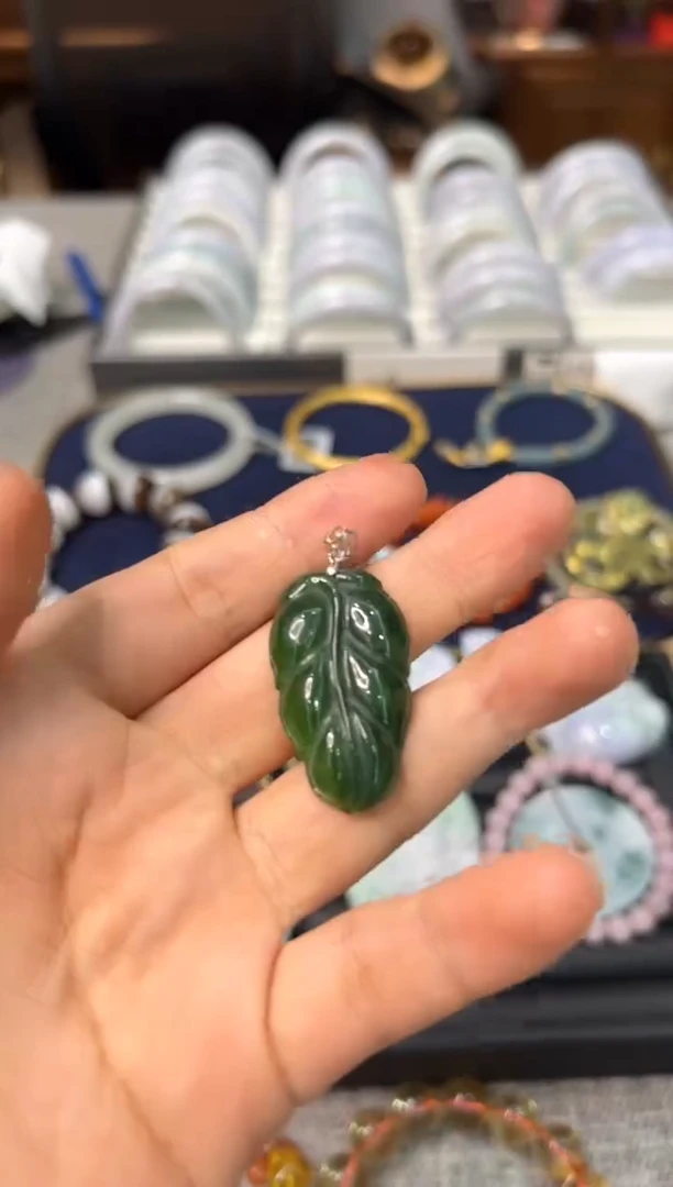 【闪购商品】和田玉颈饰银S925镶嵌和田玉叶子吊坠-521683