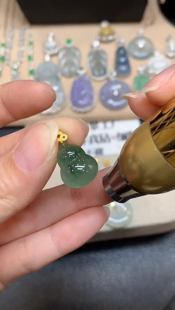 颈饰18K金镶嵌翡翠葫芦【无服务费