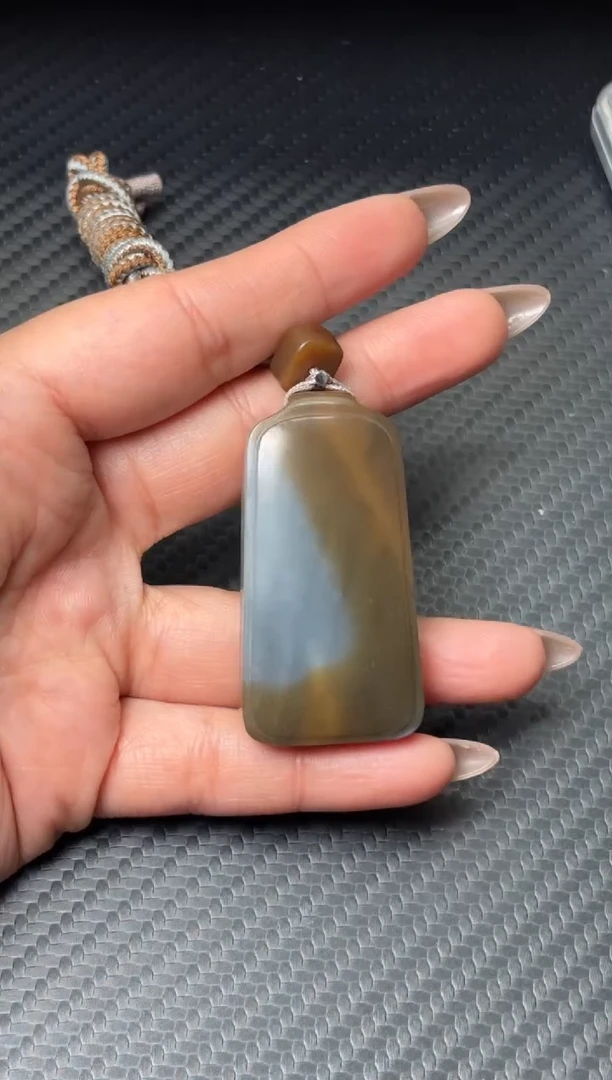 吊坠(赠链)未镶嵌和田玉若羌微色差吊坠m