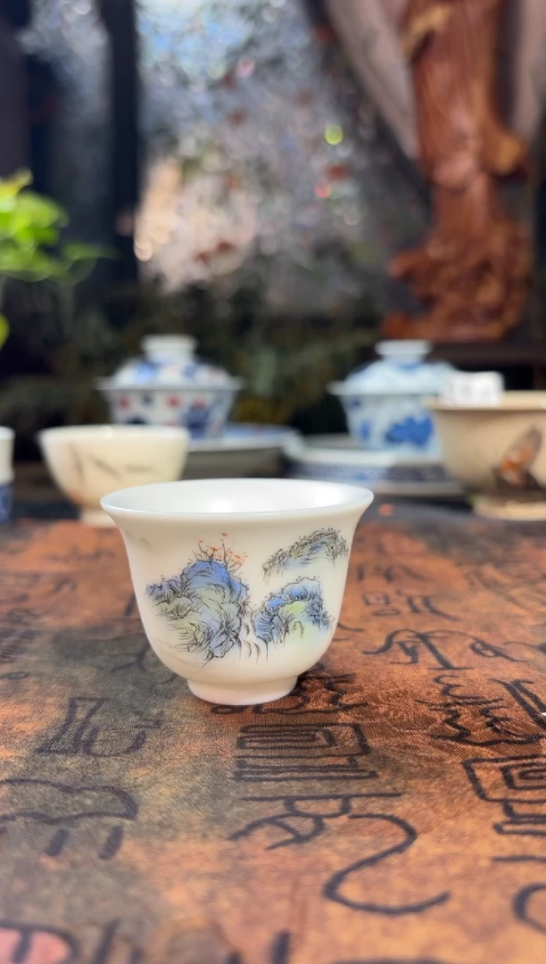 瓷青花手绘的德白釉下山水