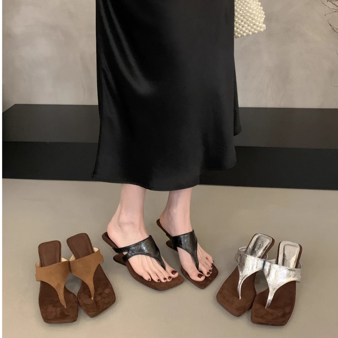 法式小众设计感坡跟夹趾人字拖鞋女外穿2025夏季新款银色罗马凉鞋