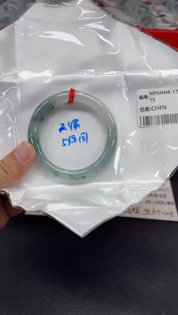 翡翠手镯未镶嵌翡翠手镯