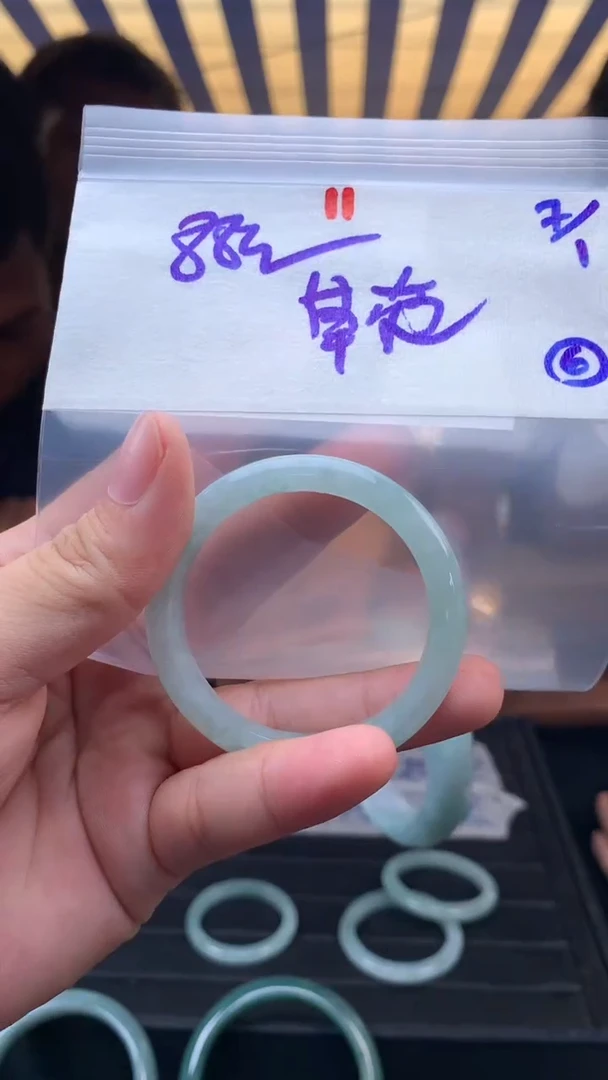 定制翡翠未镶嵌草****.11毛货需精细抛光拍一发一