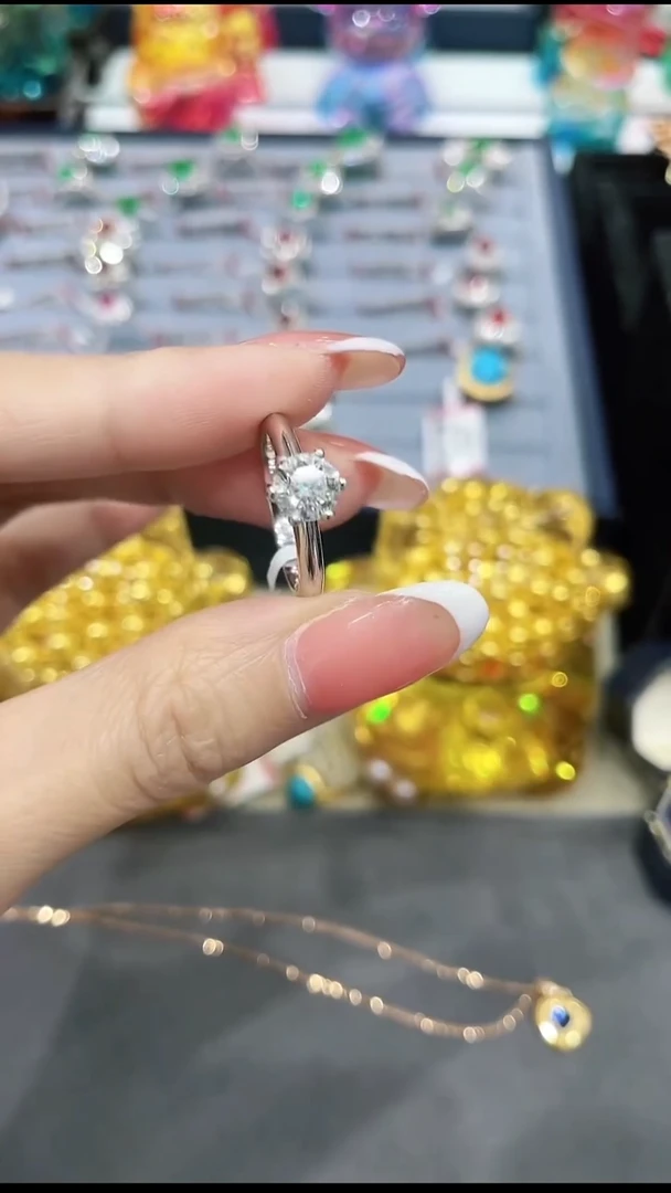 戒指铂Pt950镶嵌钻石1