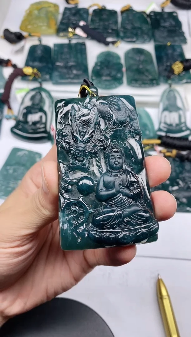 颈饰未镶嵌翡翠