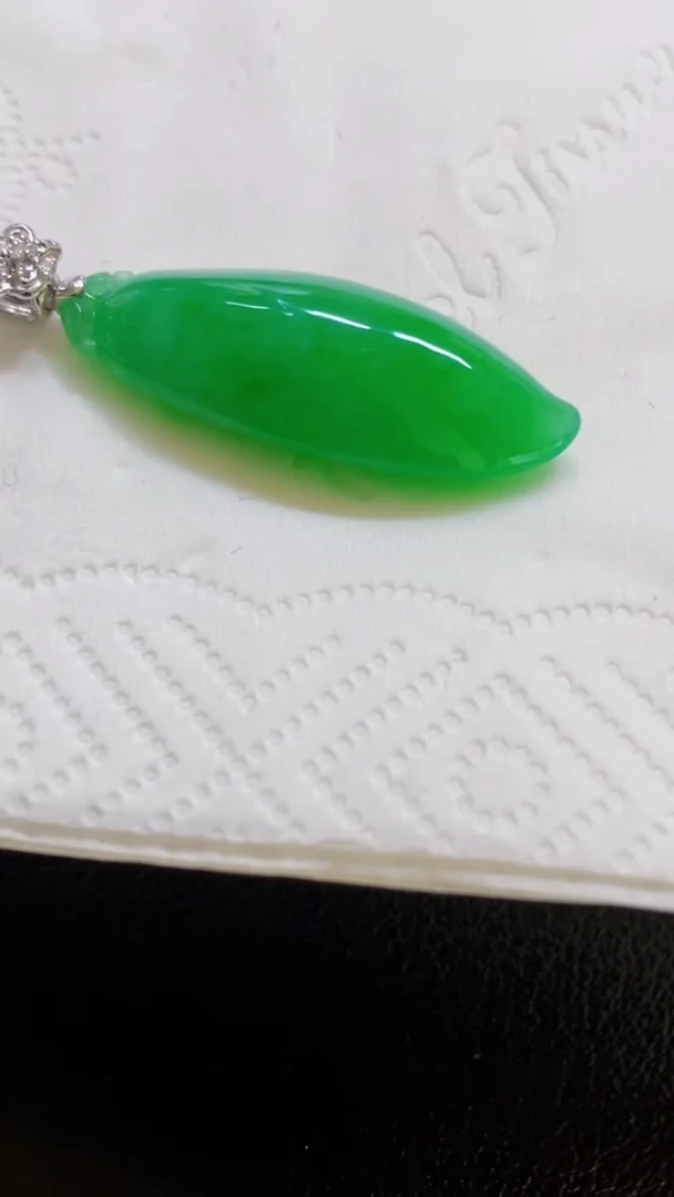 颈饰18K金镶嵌翡翠瓜