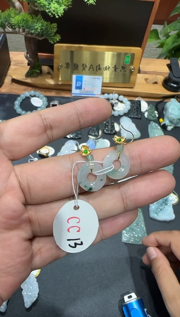 18K金镶嵌挂件翡翠A货翡翠多样性孤品