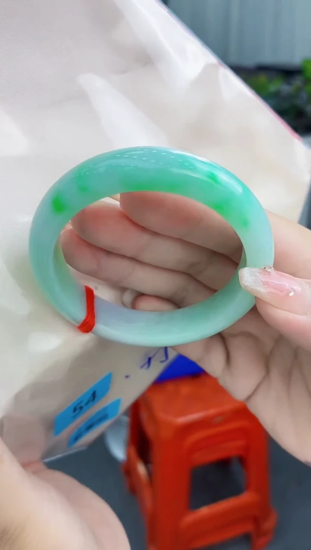 翡翠手镯未镶嵌翡翠手镯